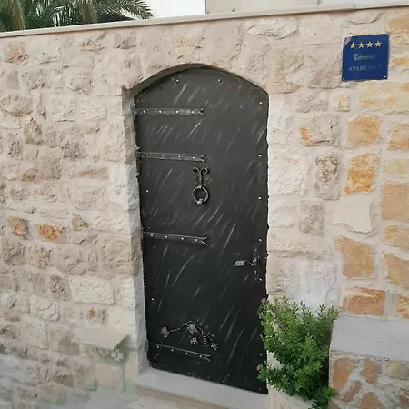 Capitis In The Centre